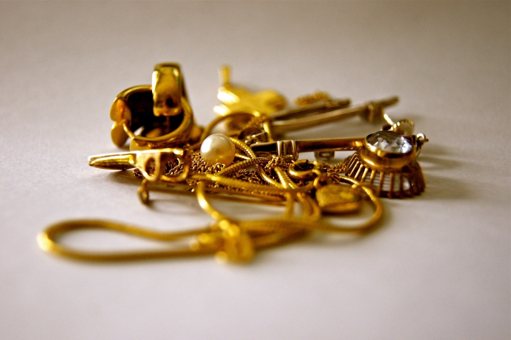 How to sell gold jewellery safely and avoid scams